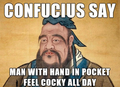 「手整體插在口袋裡的人過分自信」